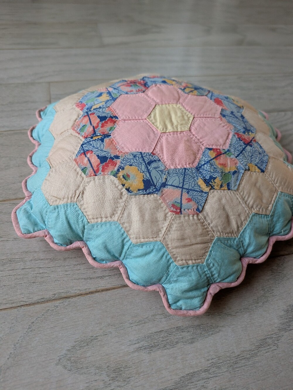 VINTAGE QUILT PILLOW feather filled - Picture 2 of 8